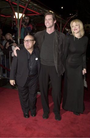 Man on the Moon - Premiere
Jim Carrey, Danny DeVito and Courtney Love at the "Man on the Moon" premiere.
Keywords: jim carrey danny devito courtney love red carpet man on the moon premiere 1999